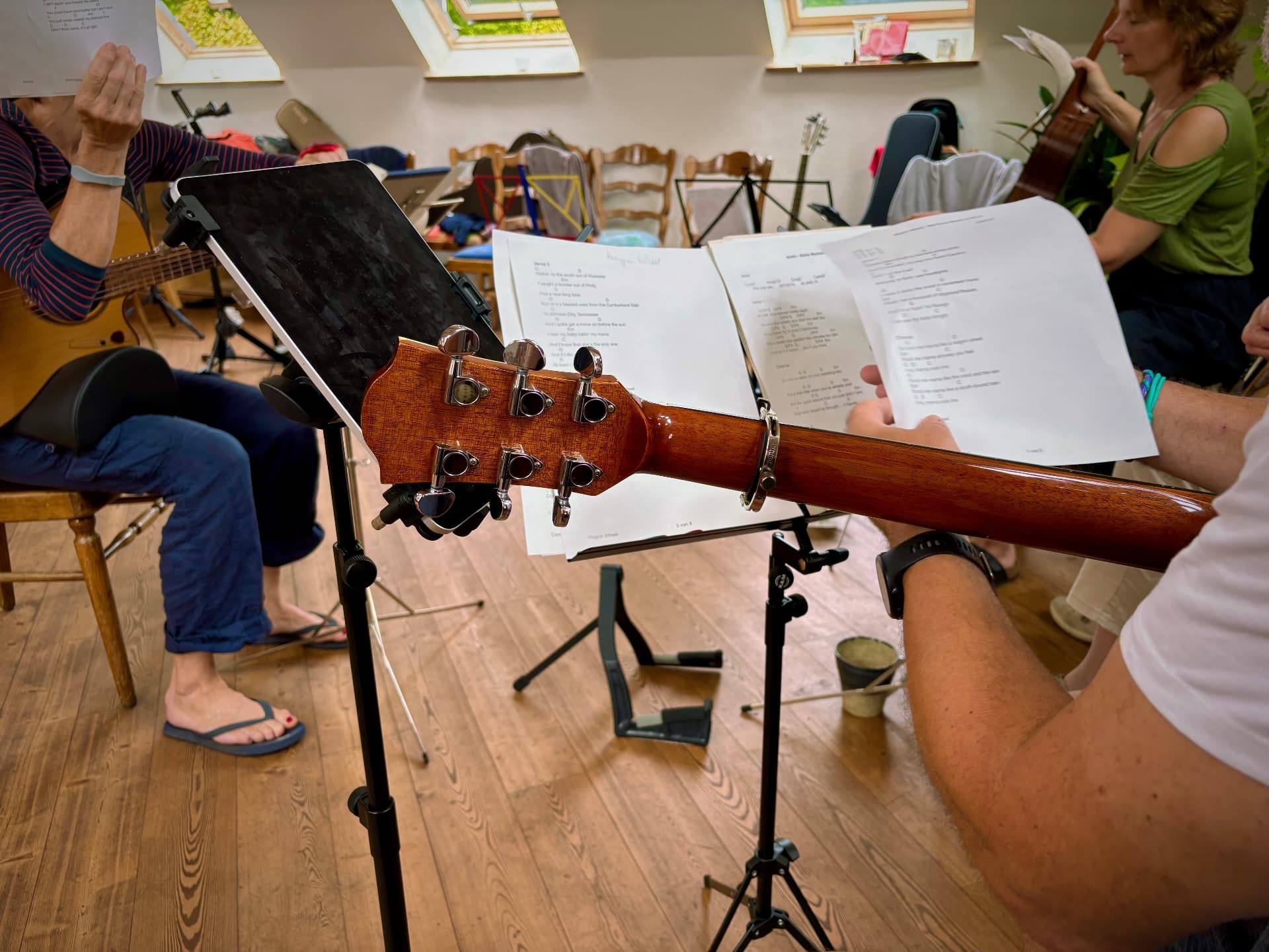 Nahaufnahme eines Gitarrenhalses vor einem Notenständer im Workshop